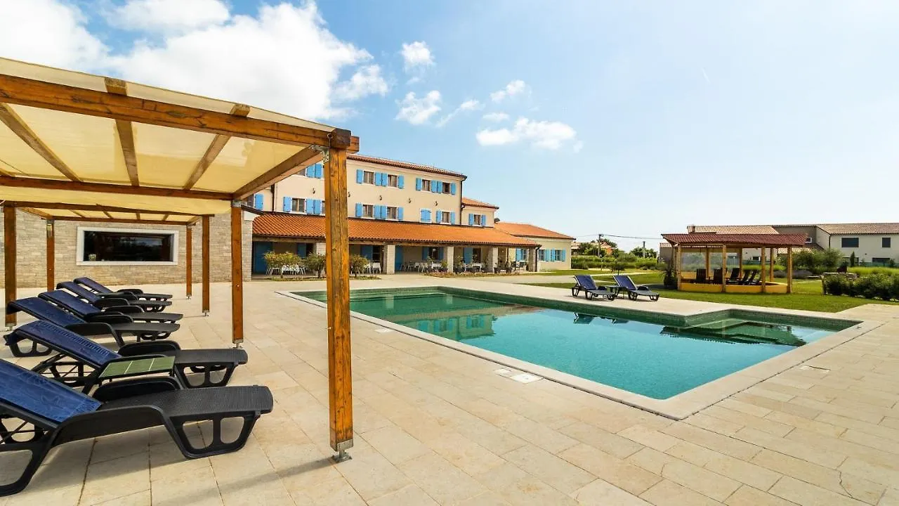 Velanera Hotel & Restaurant Sisan