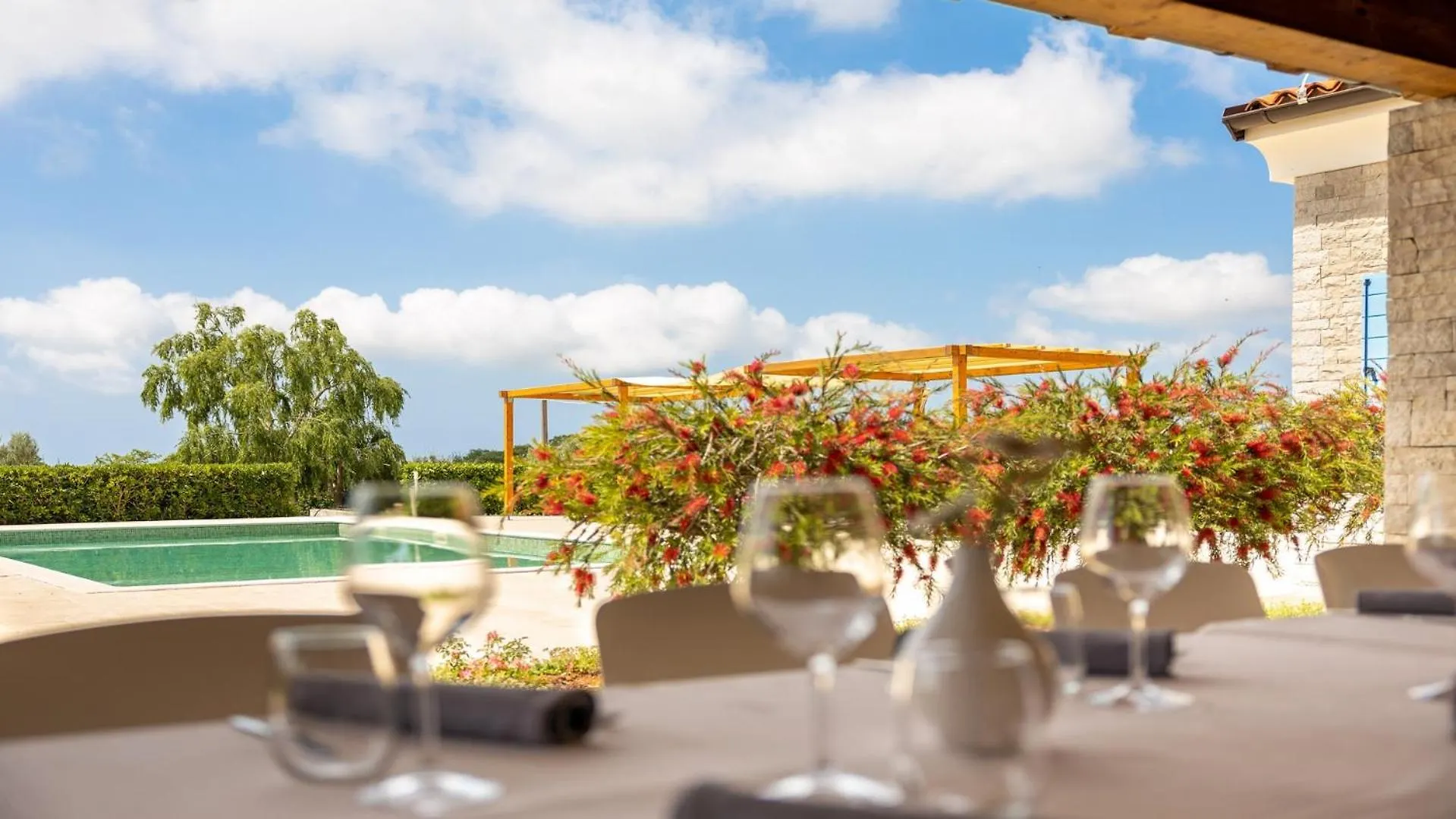 Velanera Hotel & Restaurant Sisan