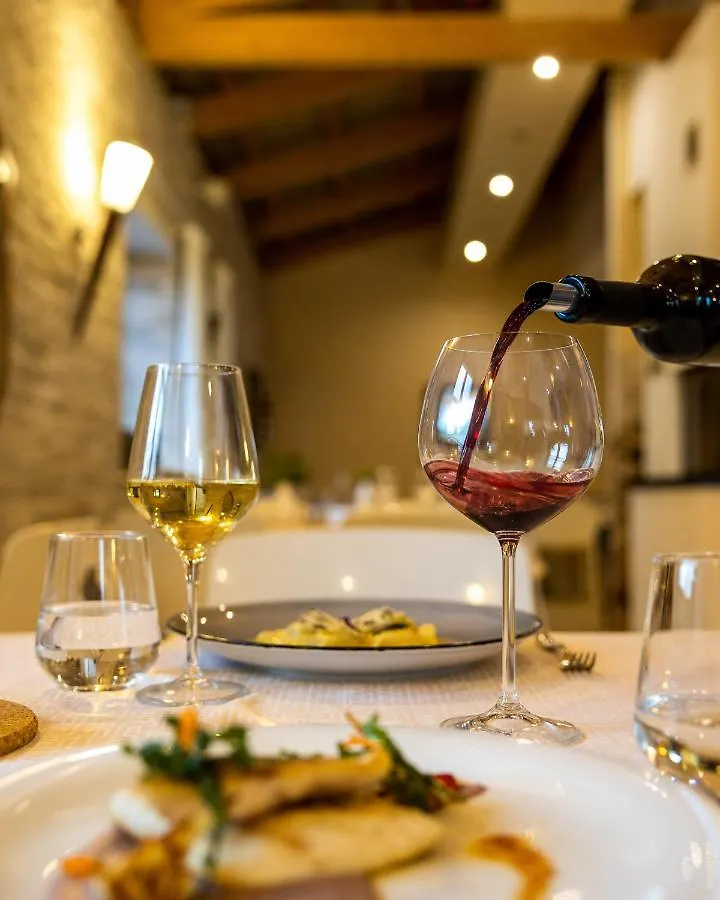 Velanera Hotel & Restaurant Sisan