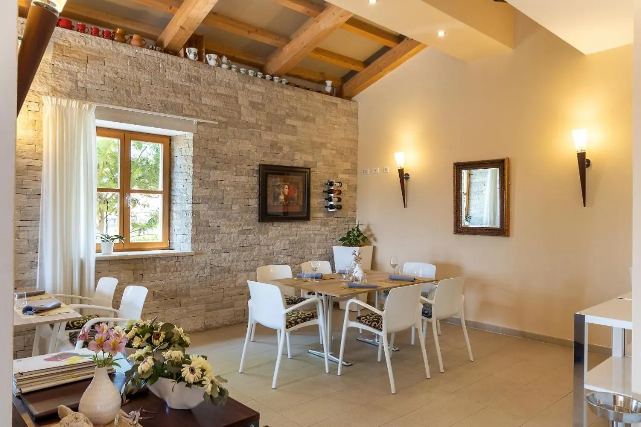 Velanera Hotel & Restaurant Sisan